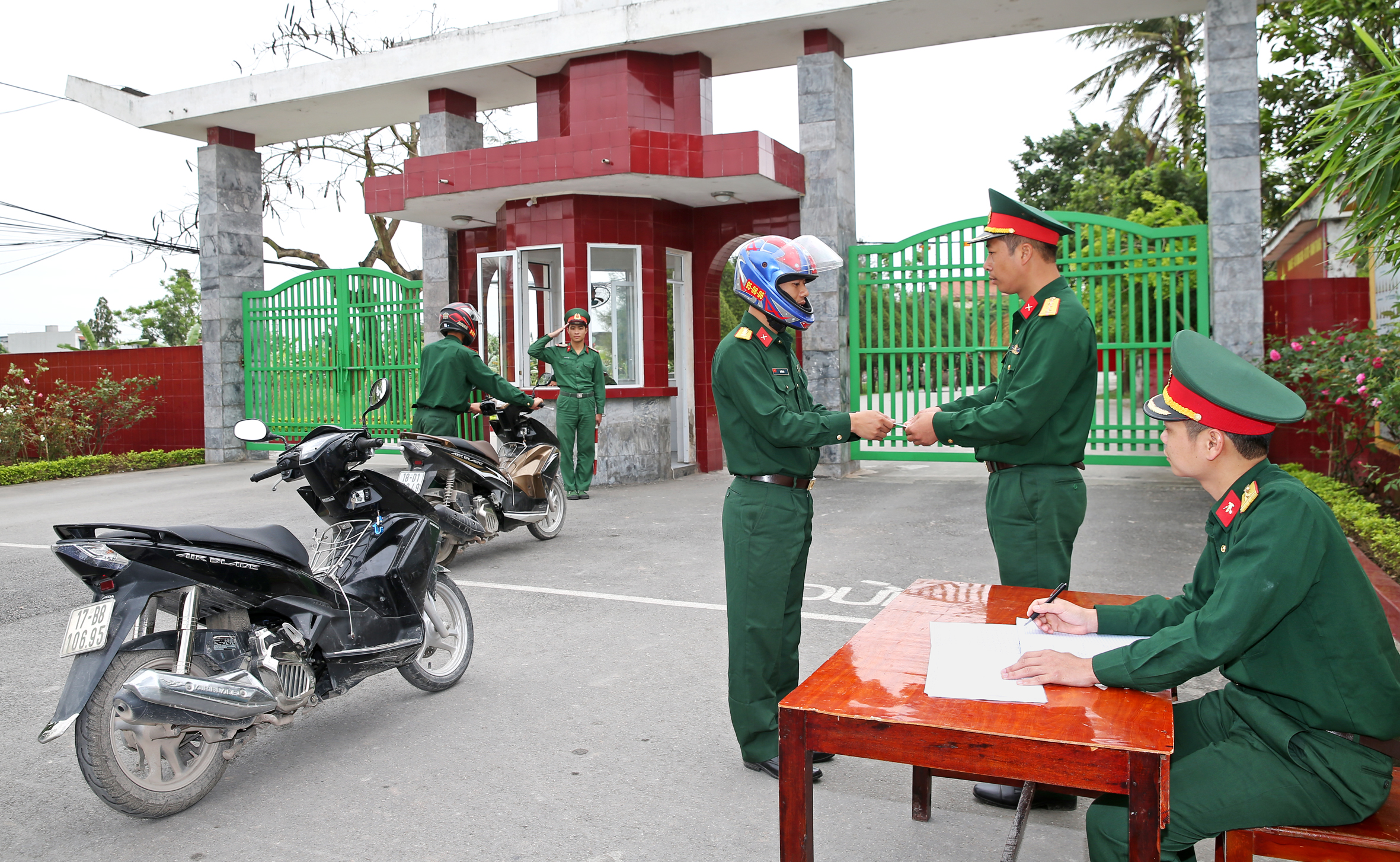 Xưng hô, chào hỏi đúng quy định